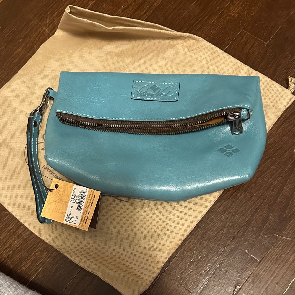 Patricia Nash Valerie Wristlet with Zipper in color blue grass
